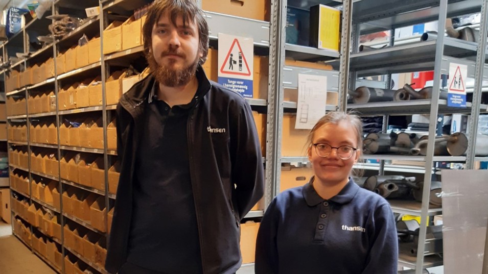 Ditte (th.) har siden juni 2024 været i praktik hos T. Hansen og Mikael Sava-novic (tv.) i Nykøbing F. gennem Ungegarantien.